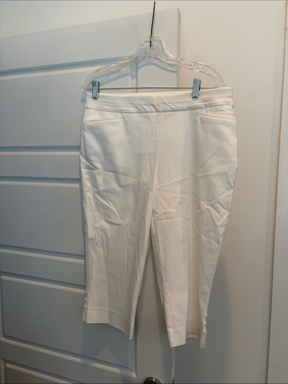 Chico's White Cropped Ponte Capri Pants